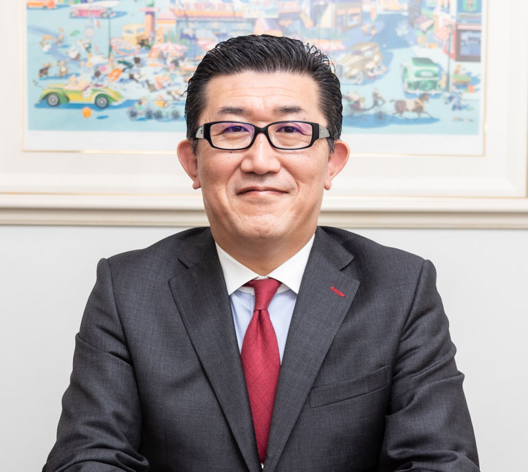 ワオ高等学校 校長 山本 潮