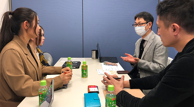 企業にアポイントを取って訪問し、企画提案のための営業活動をすることも。